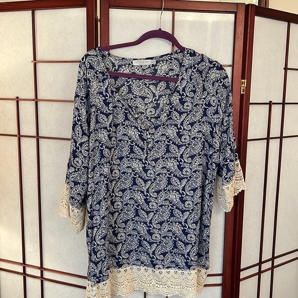Solitaire Tops - Solitaire Boho Tunic Top XL in EUC. Navy and Cream.
